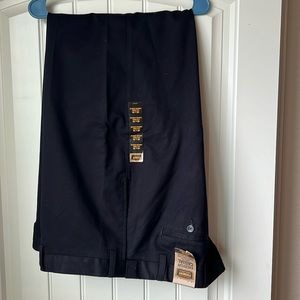 Black men’s Foundry khaki pants. 46x34